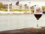 Verre du salon des vins Rue89Lyon en balade sur les berges du Rhône. Photo BE/Rue89Lyon