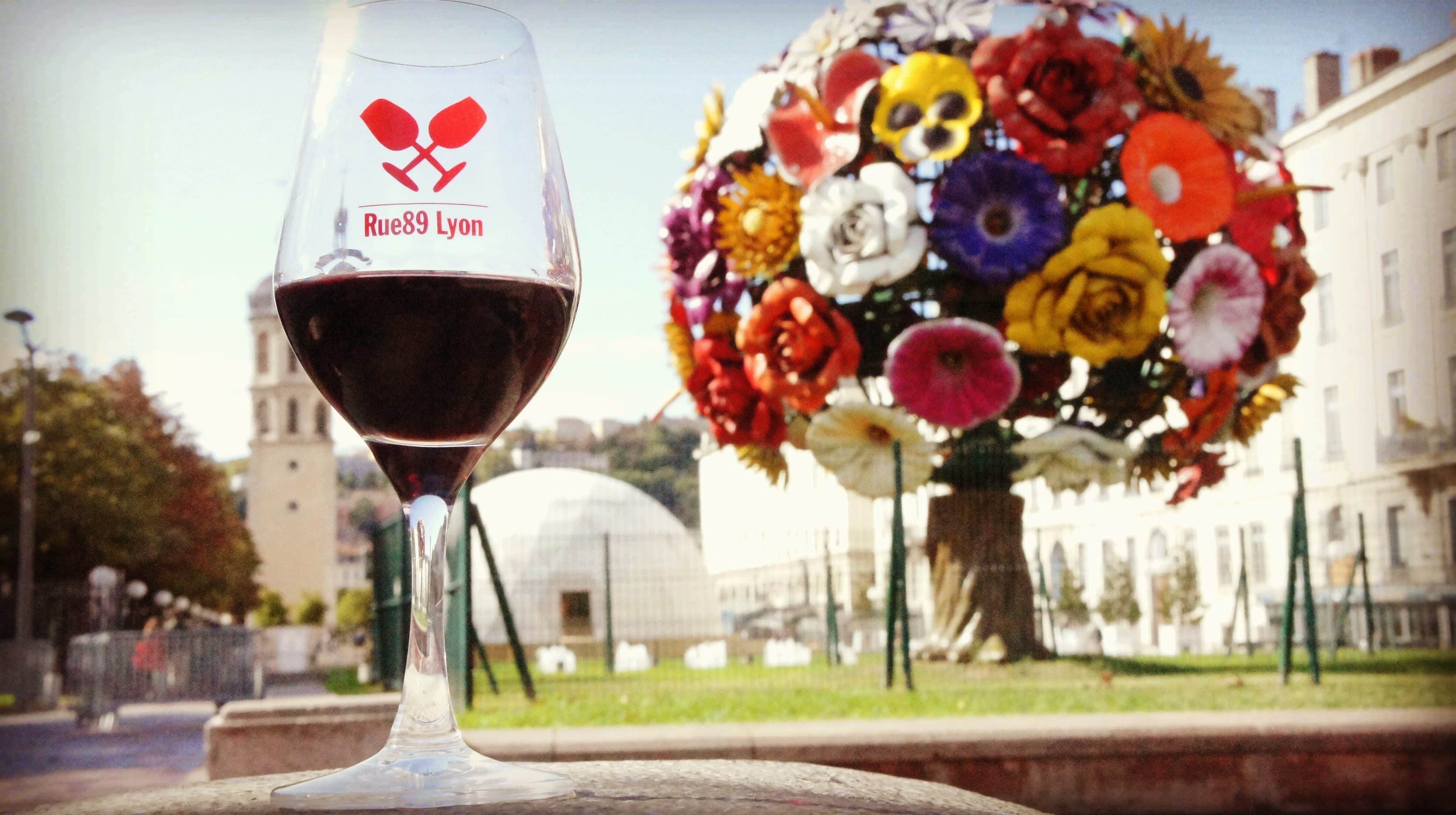 Le verre du salon des vins Rue89Lyon à côté de l'arbre à fleurs place Antonin Poncet. Photo BE/Rue89Lyon