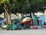 La journée, les migrants se regroupent au nord de l'esplanade Mandela avec toutes leurs affaires. La nuit, la police tolère qu'ils montent leurs tentes sur une friche voisine. Photo prise le 7 septembre 2017 ©LB/Rue89Lyon