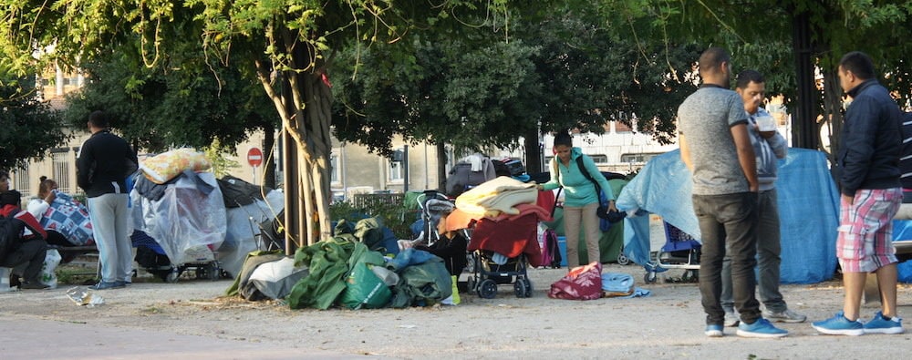 La journée, les migrants se regroupent au nord de l'esplanade Mandela avec toutes leurs affaires. La nuit, la police tolère qu'ils montent leurs tentes sur une friche voisine. Photo prise le 7 septembre 2017 ©LB/Rue89Lyon