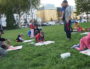 Un "mercredi léger" sur l'esplanade Mandela le 6 septembre. Des enfants albanais et français dessinent avec leurs parents et des membres du collectif Agir Migrants. ©LB/Rue89Lyon