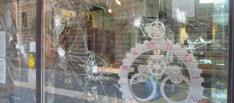Impacts dans la vitrine de l’horloger de Saint-Paul : la Ville de Lyon accuse l’extrême droite