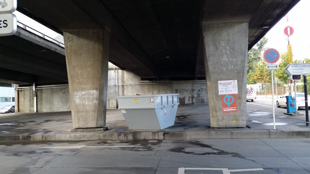 Après l'expulsion, le mardi 26 septembre sous l'autopont : canapés et meubles ont été mis à la banne. ©LB/Rue89Lyon