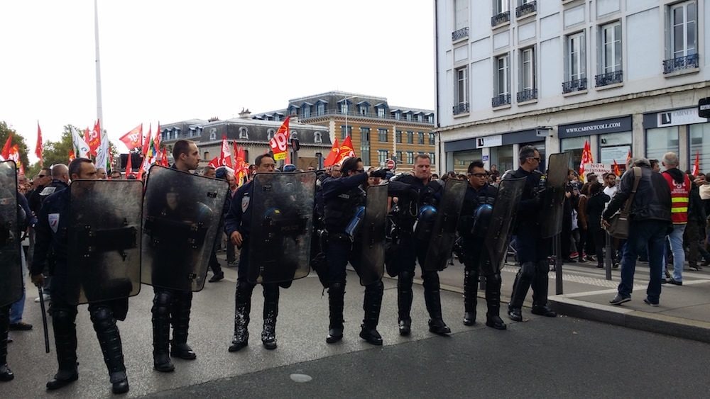 Dès le départ de la manif, le cortège de tête a été isolé par un cordon de policiers. ©LB/Rue89Lyon