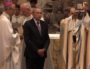 Vœu des échevins du 8 septembre 2015. Le maire de Lyon, Gérard Collomb, remet une médaille en or de la Ville de Lyon au cardinal Barbarin. Capture d'écran vidéo du Musée de Fourvière.