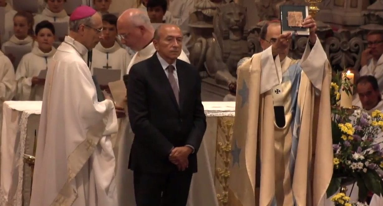 Vœu des échevins du 8 septembre 2015. Le maire de Lyon, Gérard Collomb, remet une médaille en or de la Ville de Lyon au cardinal Barbarin. Capture d'écran vidéo du Musée de Fourvière.