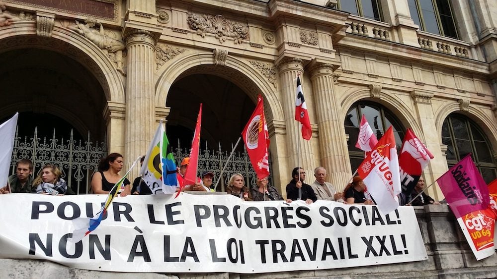 La banderole de l'intersyndicale devant le palais de la Bourse à Lyon, le 19 octobre, contre les ordonnances réformant le code du travail. ©LB/Rue89Lyon