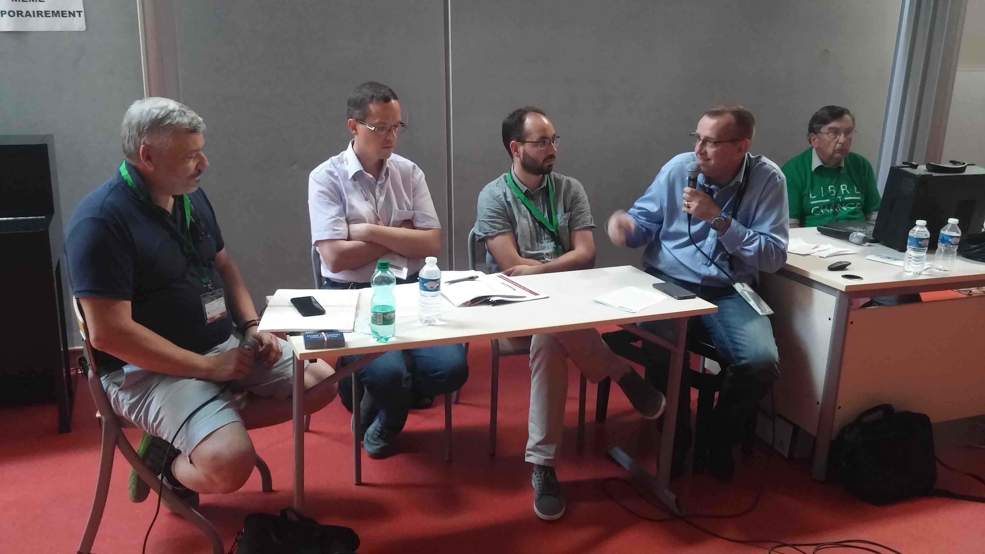 François Aubriot (micro en main), directeur de DotRiver et président de Ploss-RA, aux Rencontres professionnelles du logiciel libre à Saint-Étienne. Photo BE/Rue89Lyon