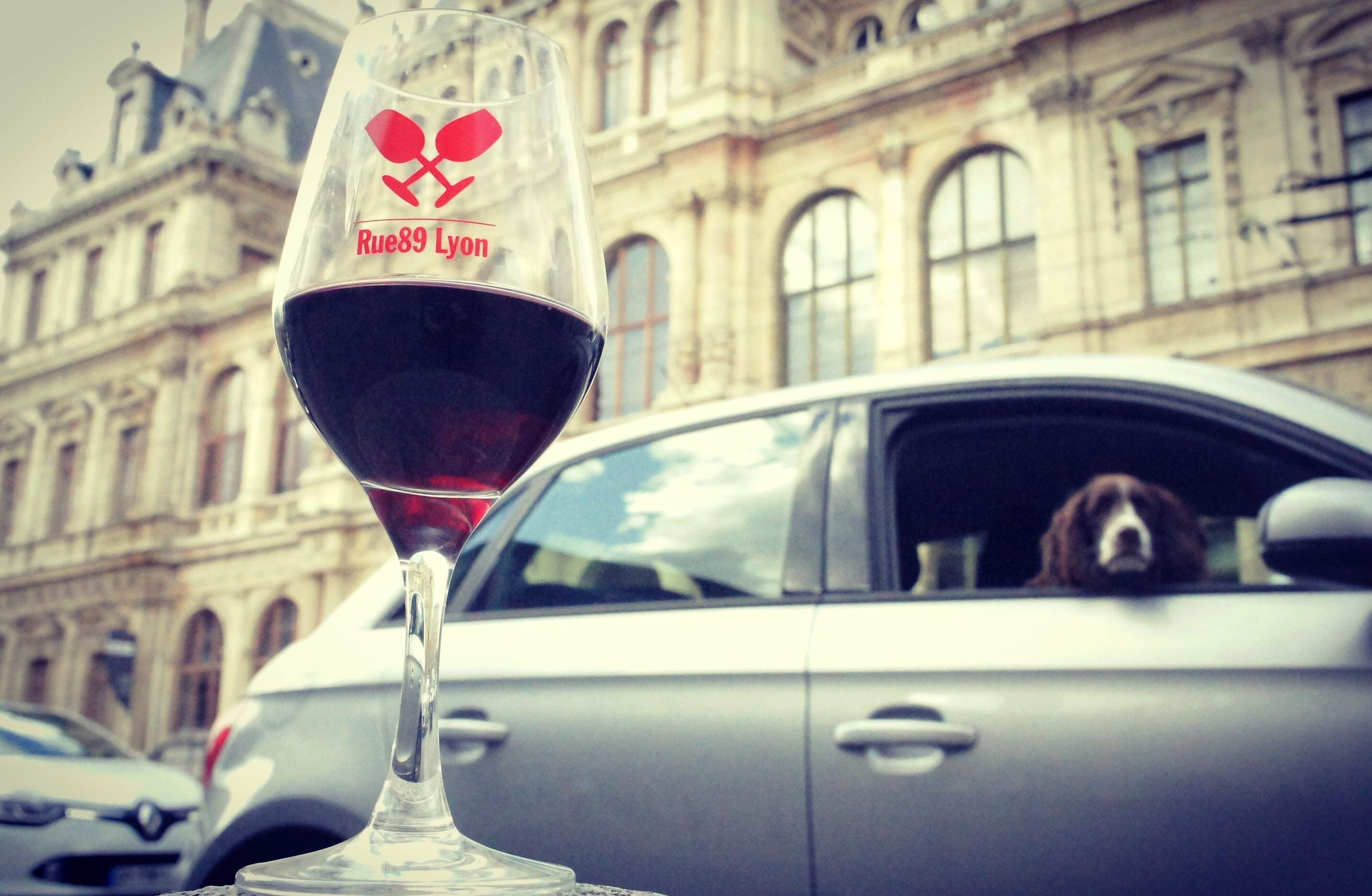 Ho. Un verre, qui fait super bien "tchin tchin" : vous le trouverez au salon Sous les Pavés la Vigne !