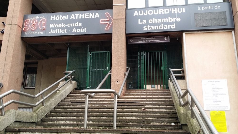 Les grilles posées vendredi 10 novembre pour empêcher les jeunes migrants de rejoindre la plateforme qu'ils squattaient dans un bâtiment de la gare Part-Dieu. ©LB/Rue89Lyon