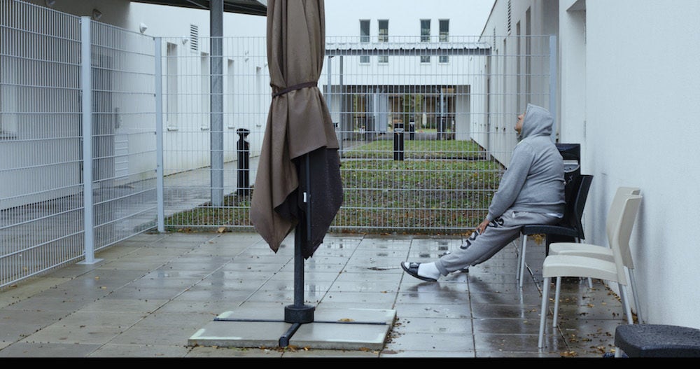 La cour d'une unité de l'hôpital psychiatrique du Vinatier à Lyon. Photo issue du film "12jours" de Raymond Depardon