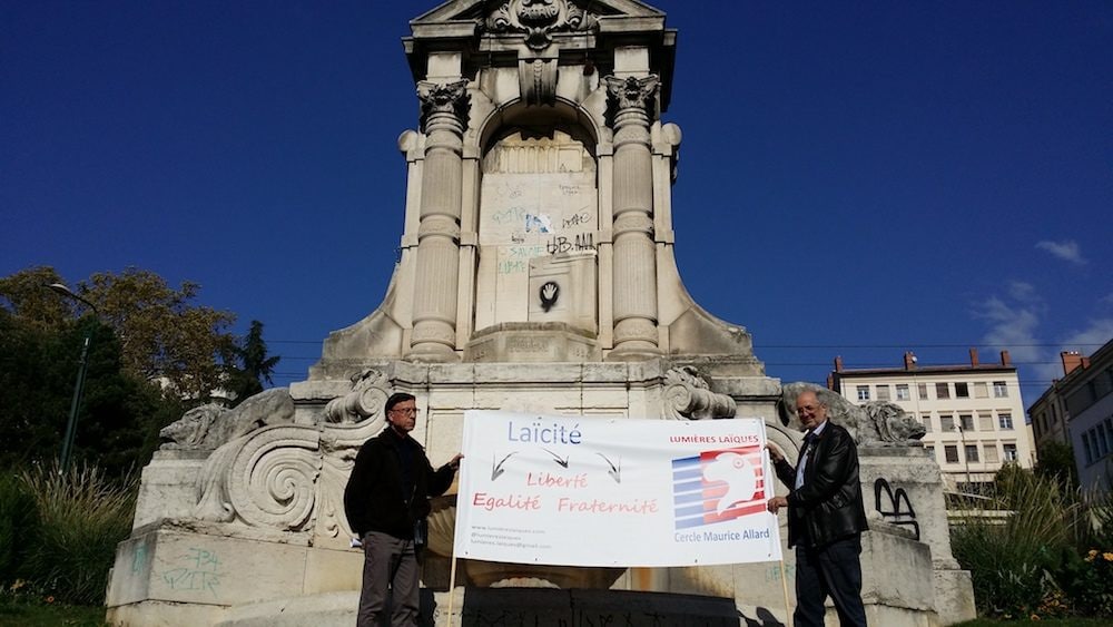 Le 18 octobre 2017, hommage à Auguste Burdeau par le Cercle Maurice Allard, devant le monument érigé en 1903 où il manque aujourd'hui la statue. ©LB/Rue89Lyon