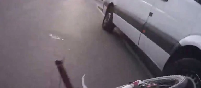 [Vidéo] #GCUM, une camionnette percute volontairement un vélo à Villeurbanne