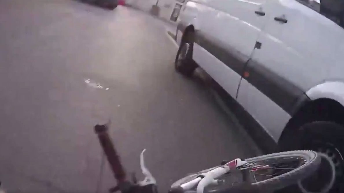 Capture d'écran de la vidéo du cycliste percuté par une camionnette à Villeurbanne le 24 octobre