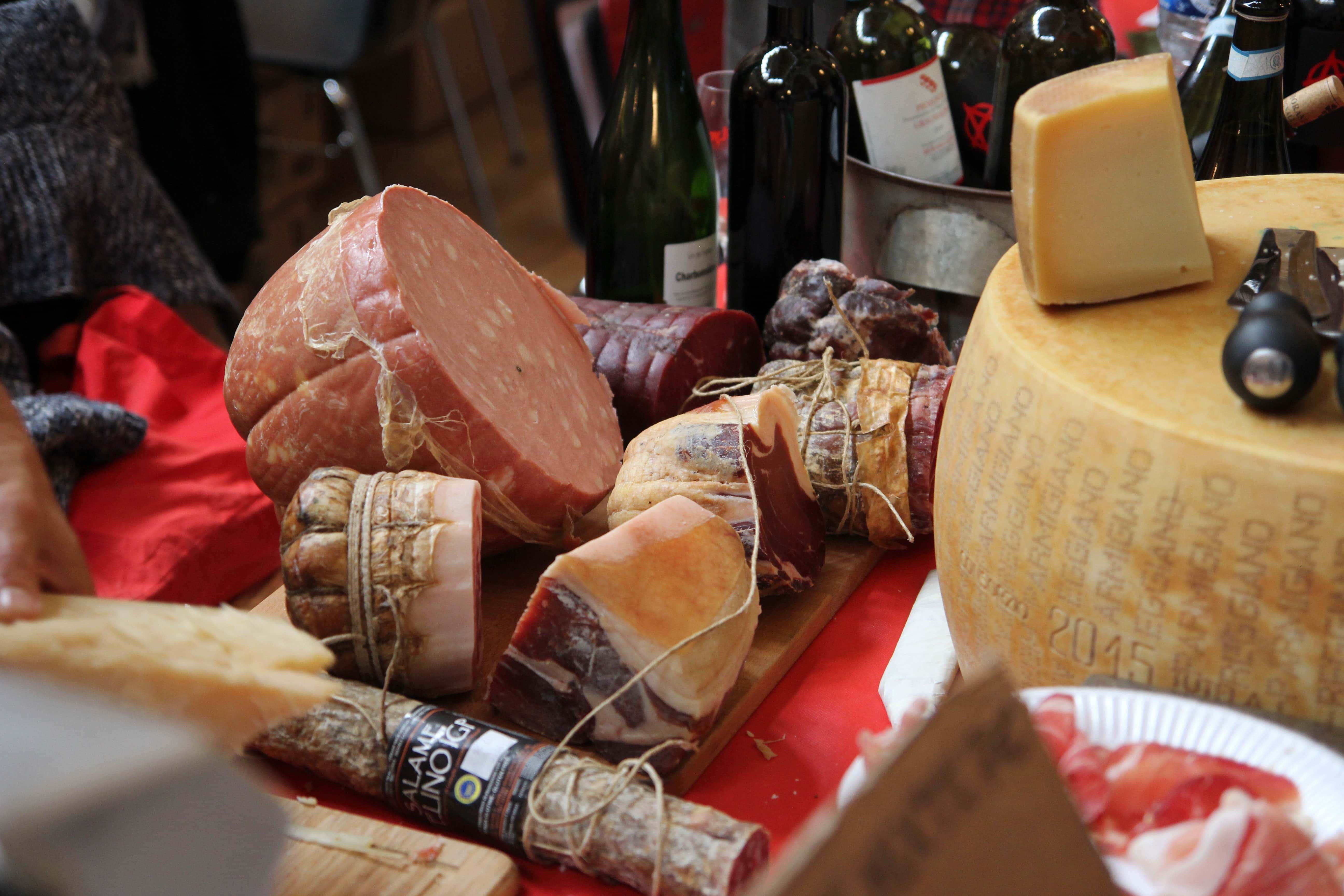 Fromage et charcuterie italienne sur le stand de Mattia Carfagna au salon "Sous les pavés la vigne" 4e édition à Lyon. Photo VO/Rue89Lyon