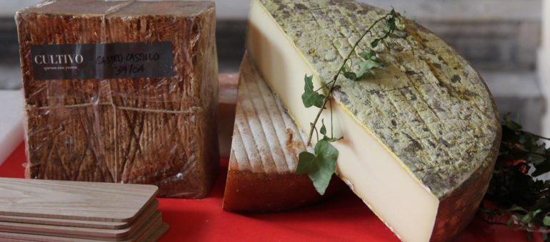 Huîtres, sandwich au Beaufort et hot-dog vigneron au salon des vins naturels de Lyon
