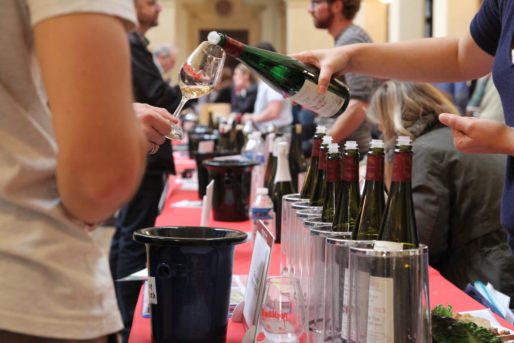 Dégustation de vin d'Alsace au salon "Sous les pavés la vigne" 4e édition à Lyon. Photo VO/Rue89Lyon