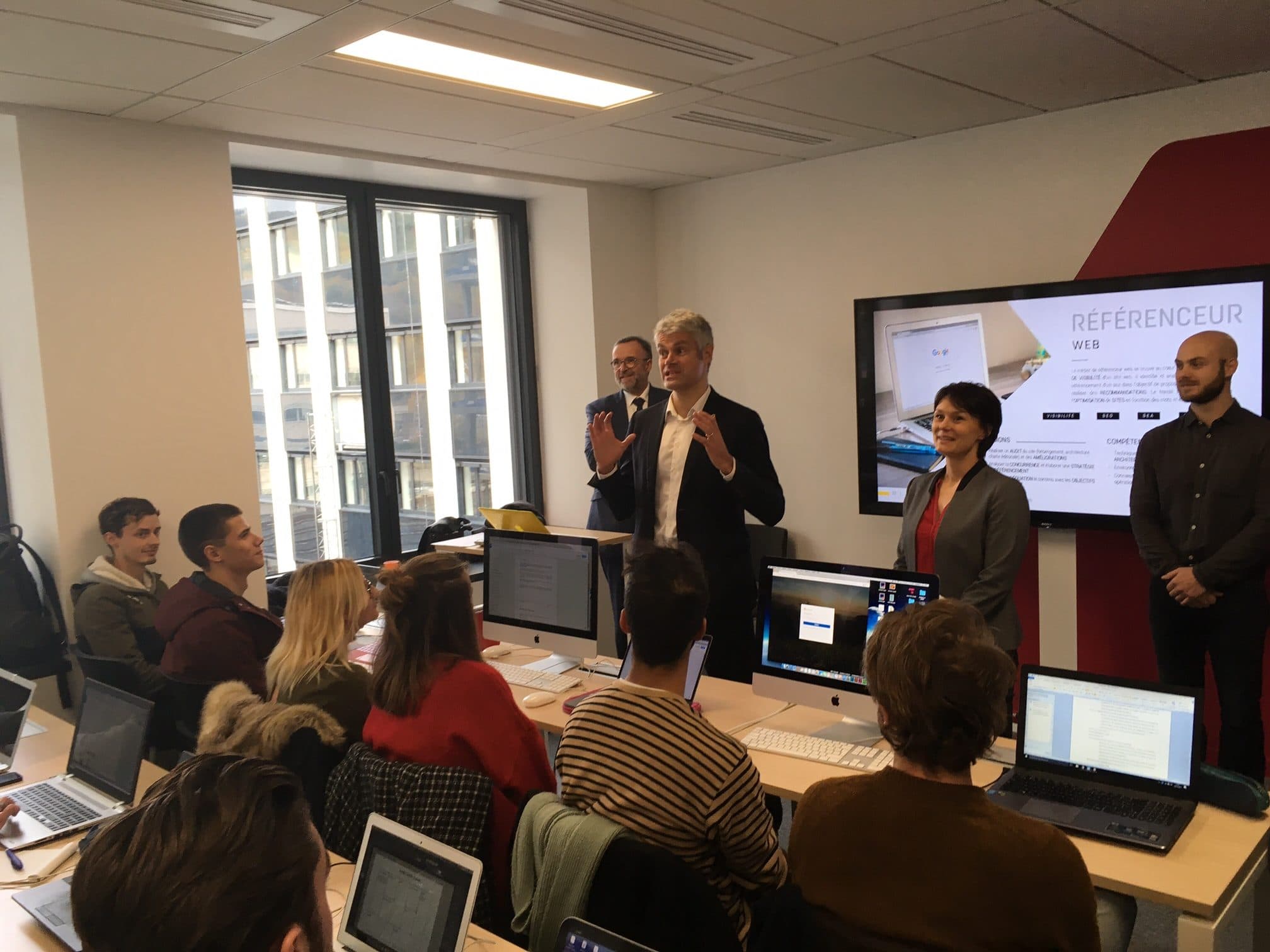 Laurent Wauquiez devant une classe de malentendants à l'école 101. ©Rue89Lyon