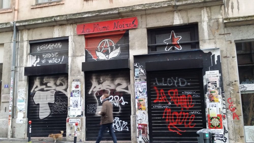 La librairie-bibliothèque "La Plume noire" en décembre 2017, le local de la CGA devenu UCL, sur les Pentes de la Croix-Rousse (Lyon 1er). Ce local est régulièrement la cible de l'extrême droite ©LB/Rue89Lyon