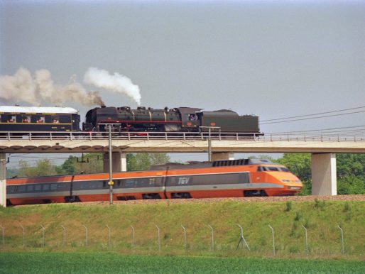 Croisement entre un TGV Sud-Est et un train à vapeur à proximité de Montereau (sur le territoire de la commune de Saint-Germain-Laval) le 24 mai 1987. Crédit : Didier Duforest/Wikimedia Commons