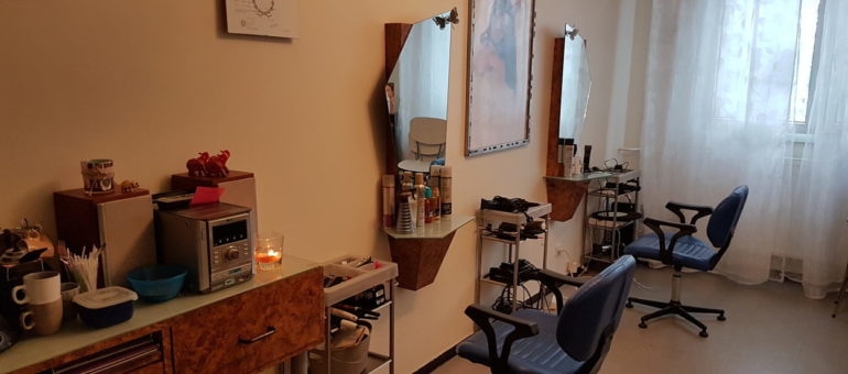 A Vaulx-en-Velin, un salon de coiffure pratique le coup de ciseaux solidaire