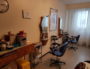 A Vaulx-en-Velin, un salon de coiffure pratique le coup de ciseaux solidaire