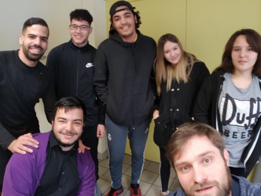 Isamaïl, Samy (éducateur), Adel, Younes, Wenda et Lina rédacteurs du site Wesh le monde au centre social Eugénie Cotton de Vénissieux, avec Bertrand Enjalbal, journaliste à Rue89Lyon. Photo BE/Rue89Lyon