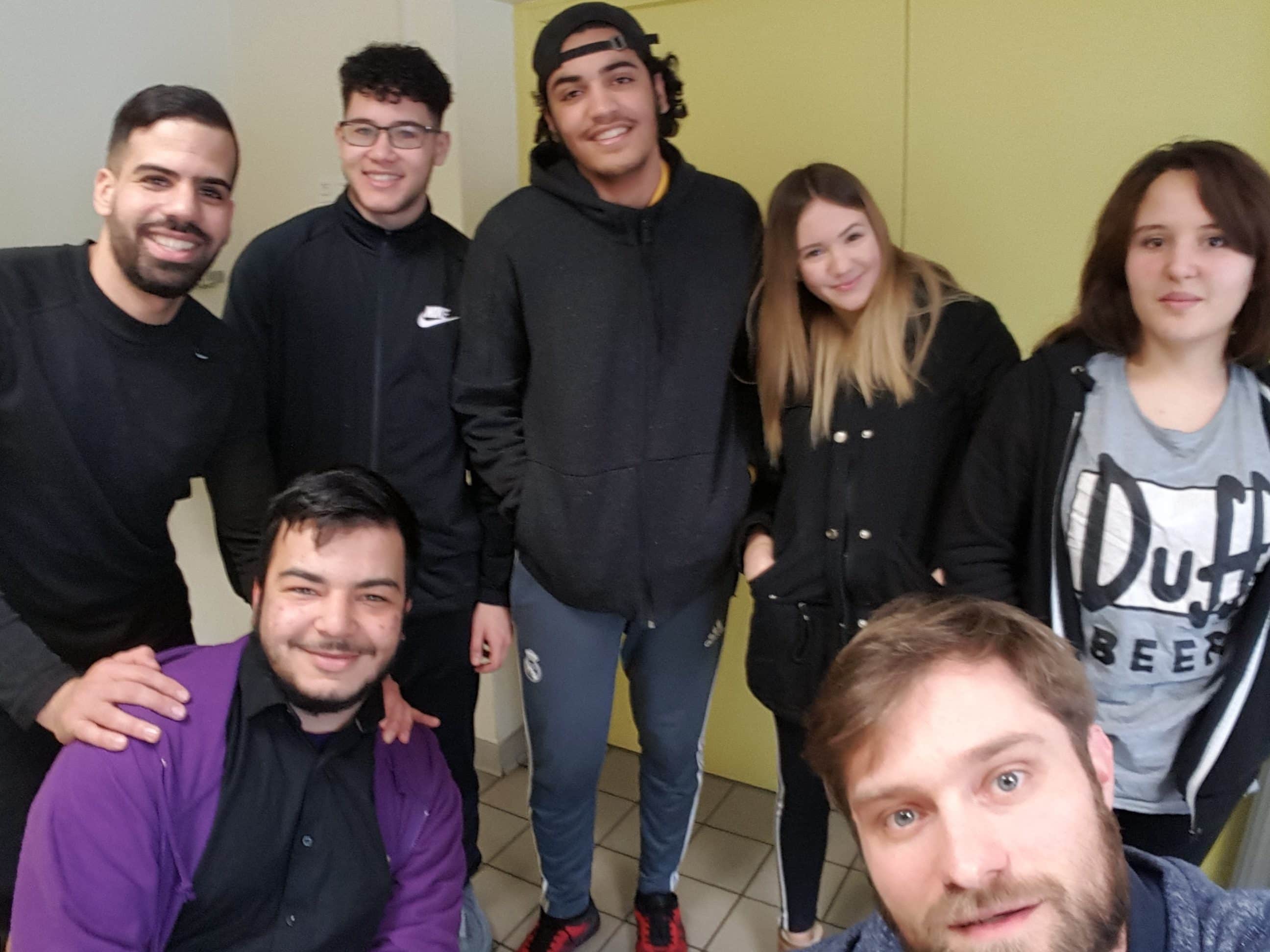 Isamaïl, Samy (éducateur), Adel, Younes, Wenda et Lina rédacteurs du site Wesh le monde au centre social Eugénie Cotton de Vénissieux, avec Bertrand Enjalbal, journaliste à Rue89Lyon. Photo BE/Rue89Lyon