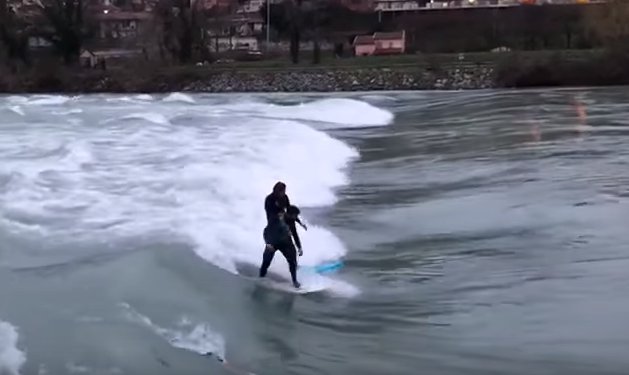 Crue du Rhône à Lyon : des surfeurs profitent des vagues