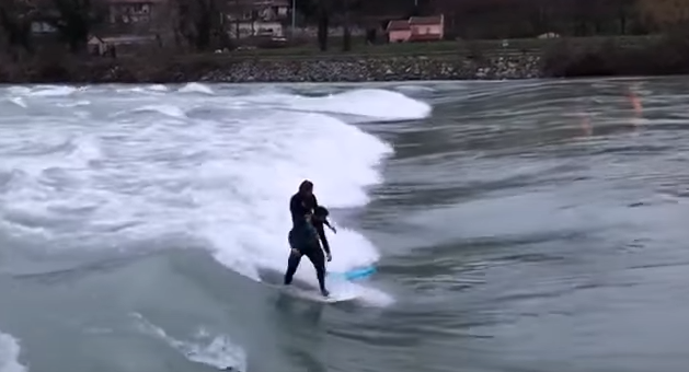 Crue du Rhône à Lyon : des surfeurs profitent des vagues