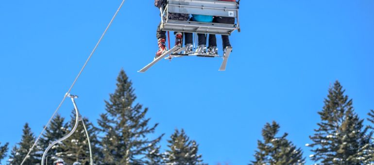 Vacances au ski « trop chères », ou comment se débrouillent les MJC en hiver