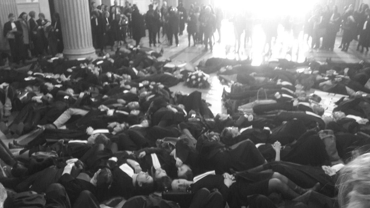 Le die-in des avocats lyonnais à la Cour d'appel le 21 mars, journée "Justice morte". Compte Twitter Représentants Jeune Barreau de Lyon