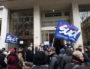 Rassemblement le 22 février devant la Maison de la Métropole pour les solidarités du 3e arrondissement (rue Corneille). Au micro, Aurore Dumetz, représentante SUD du CCAS de Lyon. ©LB/Rue89Lyon