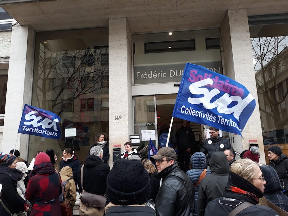 Rassemblement le 22 février devant la Maison de la Métropole pour les solidarités du 3e arrondissement (rue Corneille). Au micro, Aurore Dumetz, représentante SUD du CCAS de Lyon. ©LB/Rue89Lyon