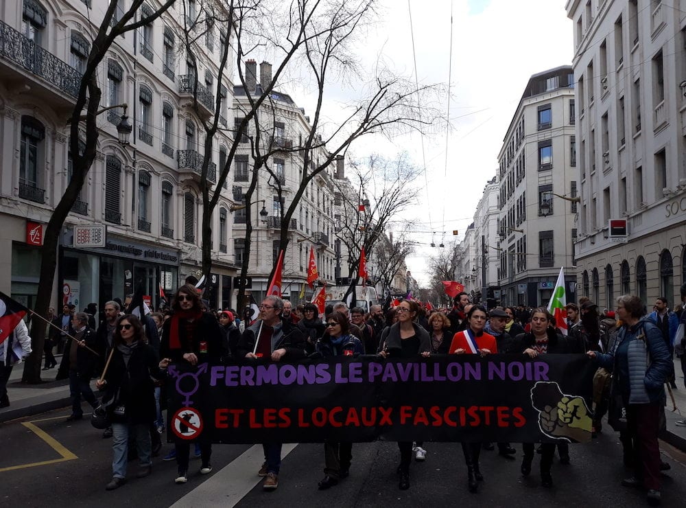 Le 3 mars dernier, en tête du cortège « pour la fermeture du Pavillon noir », la maire du 1er arrondissement de Lyon Nathalie Perrin-Gilbert (écharpe tricolore); à sa droite la secrétaire de la section lyonnaise du PCF, Aline Guitard. ©DR