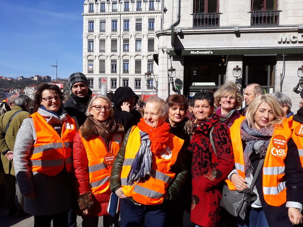 la permanente CFDT, Sylvie Bessat, au centre, entourée de la section Ville de Villeurbanne de la CFDT. ©LB/Rue89Lyon