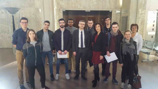 Marc Clément et Marjolaine Monot-Fouletier, entourés des étudiants menant les procès fictifs liés aux nouvelles technologies. Photo BE/Rue89Lyon