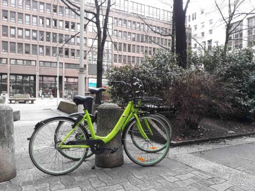 Un vélo Gobee.bike dans le secteur de la Part-Dieu à Lyon. Photo LB/Rue89Lyon