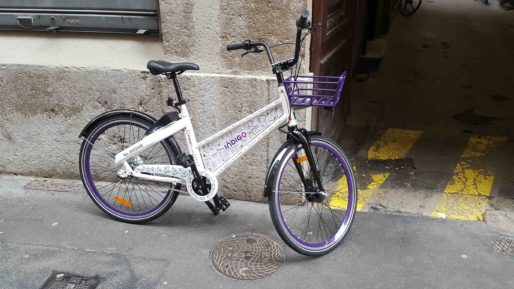 Un vélo en libre service d'Indigo Weel dans les rues de Lyon. Photo BE/Rue89Lyon