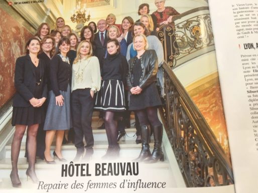 Des femmes lyonnaises en groupe pour la photo, à l'hôtel Beauvau -avec Gérard Collomb, central.