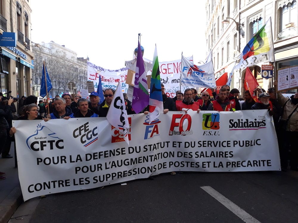 La banderole de tête de la manif du 22 mars à Lyon "pour la défense du statut et du service public". ©LB/Rue89Lyon