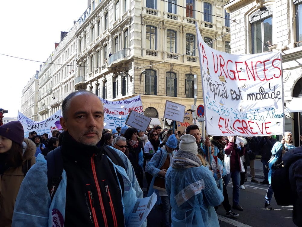 Pierre-Yves Gullier, syndicaliste SUD de l'hôpital Edouard Herriot devant le cortège hospitalier le 22 mars à Lyon. ©LB/Rue89Lyon