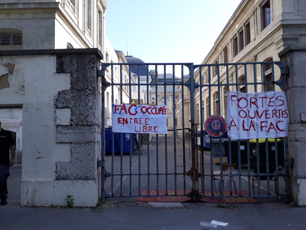 L'entrée rue Chevreul de l'université Lyon 2 bloqué. ©LB/Rue89Lyon