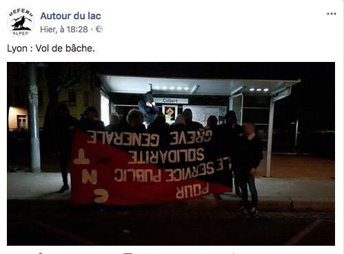 La banderole volée photographiée place Colbert, à quelques centaines de mètres du local de la CNT. Capture d'écran du Facebook "Autour du lac". 