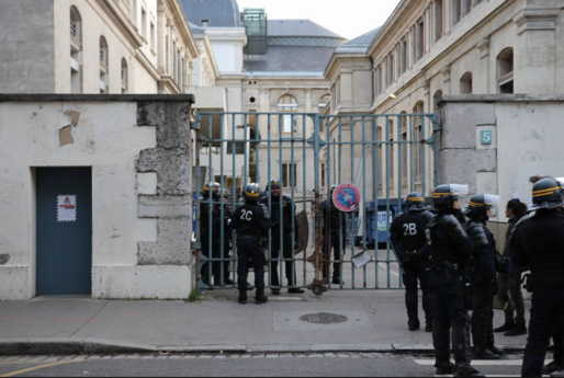 Une partie des CRS qui effectuaient l'évacuation des locaux de Lyon 2. Capture d'écran Facebook Groupe Antifasciste Lyon et environs.