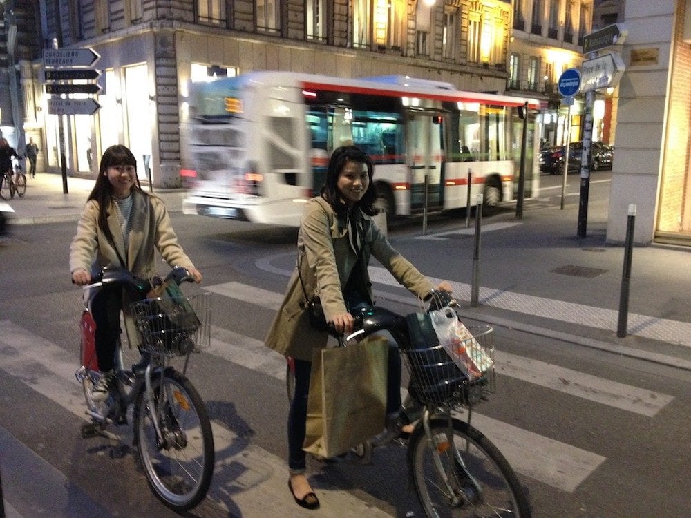 Emplettes à Vélo’v en Presqu'île. L’expérience est plaisante pour les Lyonnais comme pour les visiteurs ©DR