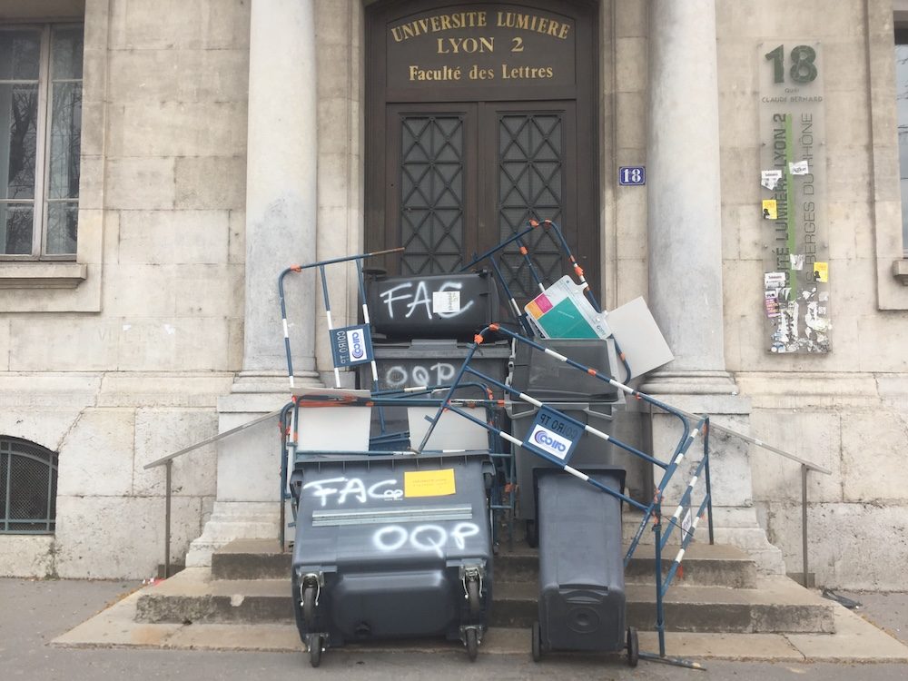 Une des entrées de l'université de Lyon 2 (site des quais) bloquée par les étudiants le 9 avril. ©SP/Rue89Lyon