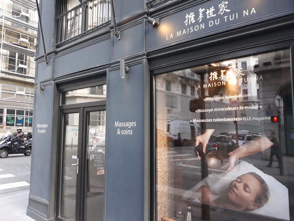 La vitrine du salon de massage "La Maison du Tui Na" à Lyon, rue Grôlée. ©LB/Rue89Lyon
