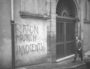Vue prise en mai 1970 à proximité du Palais de justice de Lyon, au niveau du numéro 16, rue de la Bombarde, Lyon 5e. Inscription(s) sur l'image : "Raton / Munch / Innocents !" CC Georges Vermard/Fonds Georges Vermard/BM Lyon