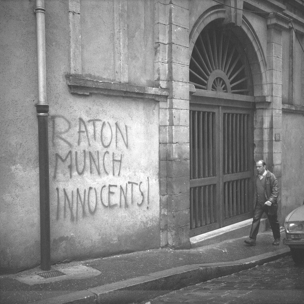 Vue prise en mai 1970 à proximité du Palais de justice de Lyon, au niveau du numéro 16, rue de la Bombarde, Lyon 5e. Inscription(s) sur l'image : "Raton / Munch / Innocents !" CC Georges Vermard/Fonds Georges Vermard/BM Lyon